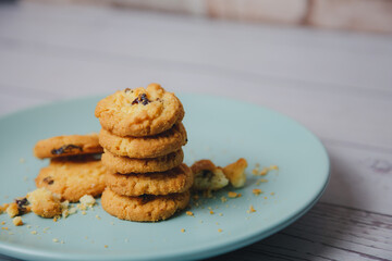 Cookies on a blue plate with both yellow and brown hues energize athletes who play sports in the gym and outside of the gym.