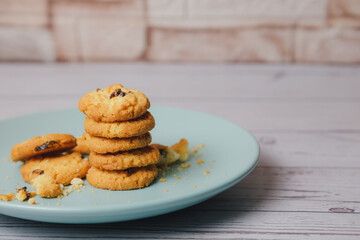 Cookies on a blue plate with both yellow and brown hues energize athletes who play sports in the gym and outside of the gym.