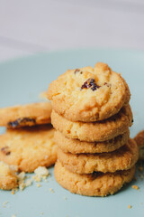 Cookies on a blue plate with both yellow and brown hues energize athletes who play sports in the gym and outside of the gym.
