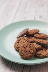 Cookies on a blue plate with both yellow and brown hues energize athletes who play sports in the gym and outside of the gym.