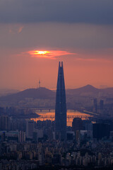 Obraz premium Scenic view of Seoul against sky during sunset