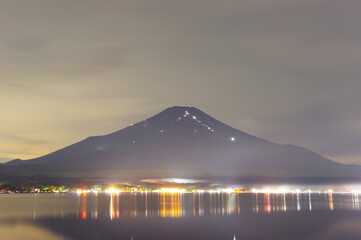 真夏の登山風景が望める深夜の富士山