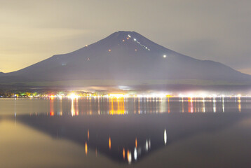 真夏の登山風景が望める深夜の富士山