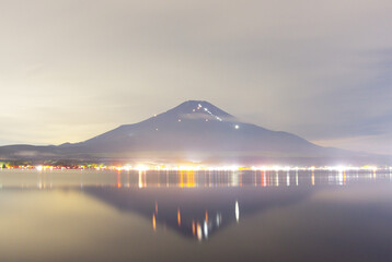 真夏の登山風景が望める深夜の富士山