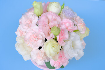 青色背景のフラワーアレンジメント