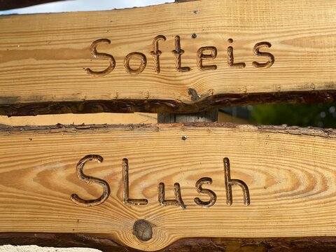 schild, imbiss, hot dog, hotdog, bratwurst, pommes,  softeis, holz, zeichen, h&ouml;lzern, text, slush, eis, softeis, wegwei&szlig;er, wegweiser, werbung, kundenstopperm natur, holz, mot, business, jahrgang, boa