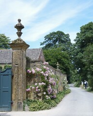 イギリスコツウォルズ地区に素敵なヒドコート・マナー・ガーデンの入り口に満開なピング色のバラの花