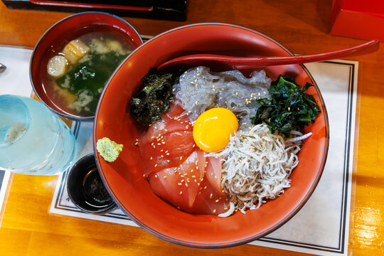 生しらすで有名な伊東駅前の海鮮料理屋さん。
この日は生しらすと釜揚げしらす、鮪の刺身の三色丼を食した。
伊豆市の地酒（日本酒）、本醸造生貯蔵酒の伊豆力（いずりき）。
日本国静岡県伊東市 - 2024年7月
