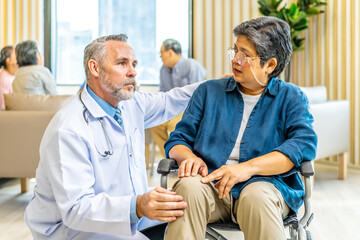 Obraz premium Orthopedist examines the knee of elderly patient to collect information for physical therapy treated. Doctor touch knee pain area of Old woman legs talking about knee pain symptom.