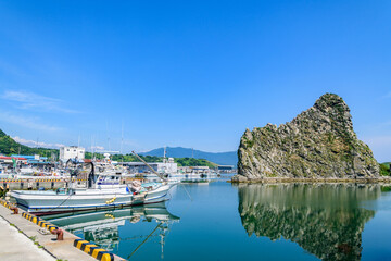 北海道日高の様似漁港とエンルム岬
