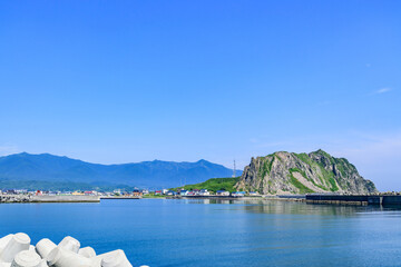 北海道日高の様似漁港とエンルム岬
