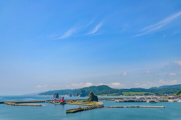 Naklejka premium 北海道日高の様似漁港とエンルム岬 