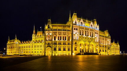 Fototapeta premium Panorama of Hungarian Parliament at night, Budapest