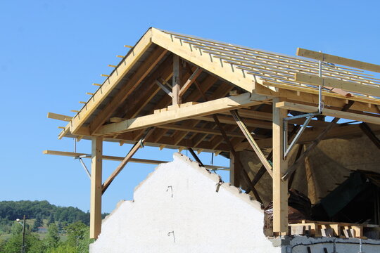 Sur&eacute;l&eacute;vation de maison, charpente en bois