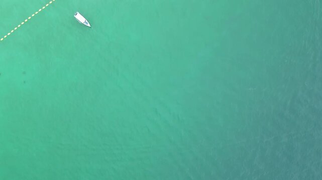 태국 파타야 산호섬(Koh Larn)의 해수욕장과 역동적인 레저 스포츠와 제트스키, 바나나보트,
