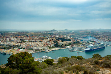 Naklejka premium Cartagena, Hiszpania. Widok na port i miasto 