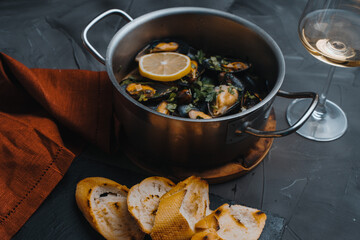 Mussels cooked according to a traditional Italian recipe in a sauce of white wine, garlic, lemon juice, shallots, butter and chopped parsley. Seasoned with salt and pepper.