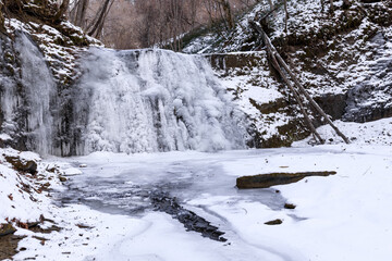 北海道平取町、真冬のマカウシの滝【12月】