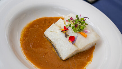 Porción de bacalao con salsa de nécoras en un restaurante de Cudillero, España