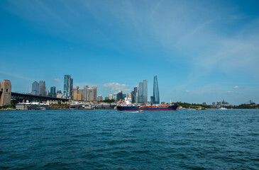Obraz premium Scenic view of sea and buildings against sky,Blues Point Reserve