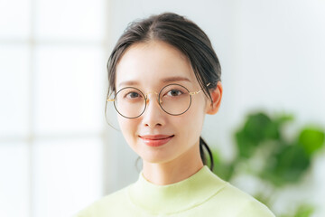 メガネをかけた女性のポートレート