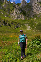 Obraz premium Hiker women with backpacks on a trail