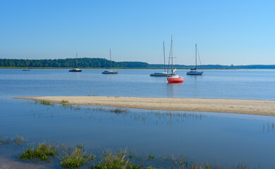 Claouey (bassin d'Arcachon, France). Les eaux calmes de la baie au petit matin