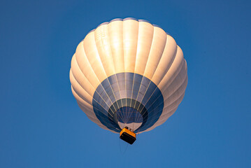 Obraz premium A hot air balloon floating in the blue sky. Bottom view