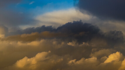 Vue rapprochée de cumulus bourgeonnants, en fin de journée