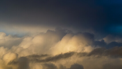 Vue rapprochée de cumulus bourgeonnants, en fin de journée