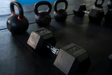 pesas y mancuernas en gimnasio