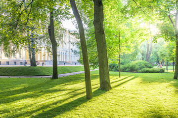Obraz premium A park with a large building in the background
