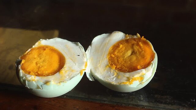 The texture of salted eggs looks very delicious.