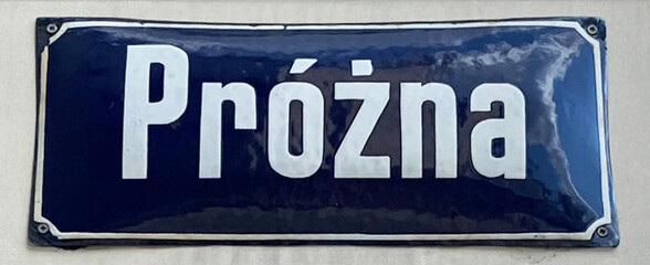 Tabliczka z nazwą ulicy. Stary styl. Ulica Próżna w Warszawie. Powojenny styl. © YOUR SHOT
