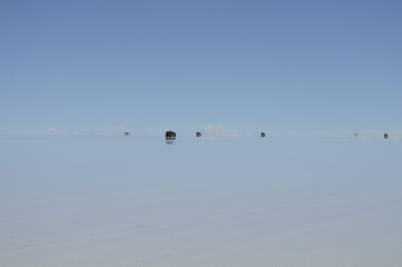 Carros no meio do Salar de Uyuni