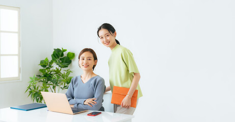 Obraz premium 職場に立つ女性グループ