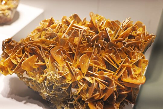 Wulfenite, PbMoO₄ form&uuml;l&uuml;ne sahip bir kurşun molibdat mineralidir. Genellikle parlak turuncu-kırmızı ila sarı-turuncu renkte, bazen kahverengi olan ince tabular kristaller halinde oluşur, ancak renk o