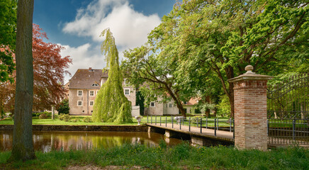 Touristenattraktion auf Usedom: das denkmalgeschützte historische Wasserschloss Mellenthin, Ansicht von Nordosten © ebenart
