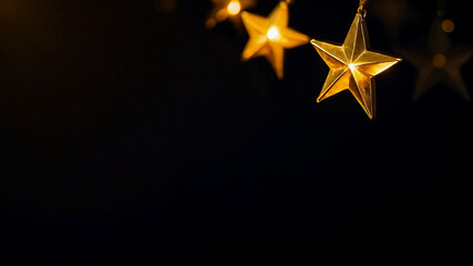 Obraz premium Gold star light hanging on dark background