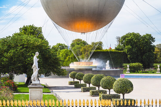 Vasque / chaudron olympique au jardin des Tuileries pour les jeux Olympiques d'&eacute;t&eacute; &agrave; Paris, avec une flamme de synth&egrave;se d'eau et de lumi&egrave;re.