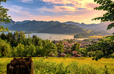 Grandioser Panoramablick mit Abendsonne über Schliersee und der Bergwelt im bayerischen...