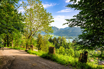 Wandern im Voralpenland mit wunderbarem Blick über den Schliersee in Oberbayern, Deutschland,...