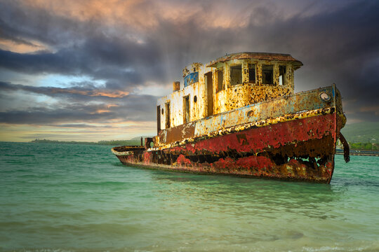 barco abandonado en el puero de barahona