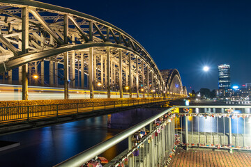 Obraz premium The Hohenzollern Bridge over the river Rhine in Cologne, Germany at night