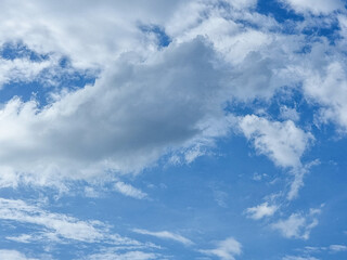 Obraz premium blue sky high shape outdoor abstract group of white clouds background in summer gradient light beauty background. beautiful bright cloud and calm fresh wind air
