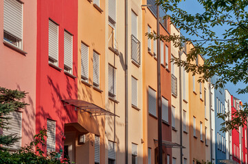 Bunte H&auml;userreihe angestrahlt im Abendlicht mit Schattenspiel in Frankfurt am Main