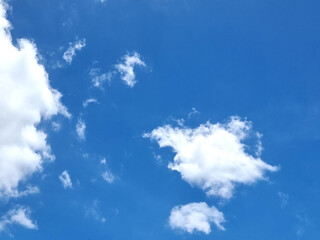 Obraz premium blue sky high shape outdoor group of white clouds background in summer gradient abstract light beauty background. beautiful bright cloud and calm fresh wind air
