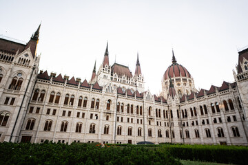 Obraz premium Majestic view of historical parliament building with gothic architecture against a clear sky in Budapest, Hungary