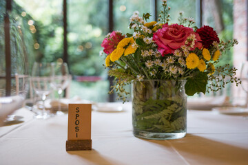 Vaso di fiori su tavolo degli sposi