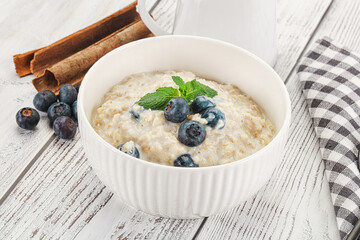 Oats porridge with blueberry